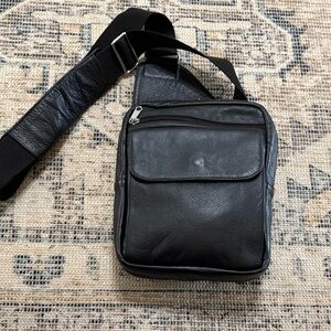 Coronado leather cross carry case. Unisex